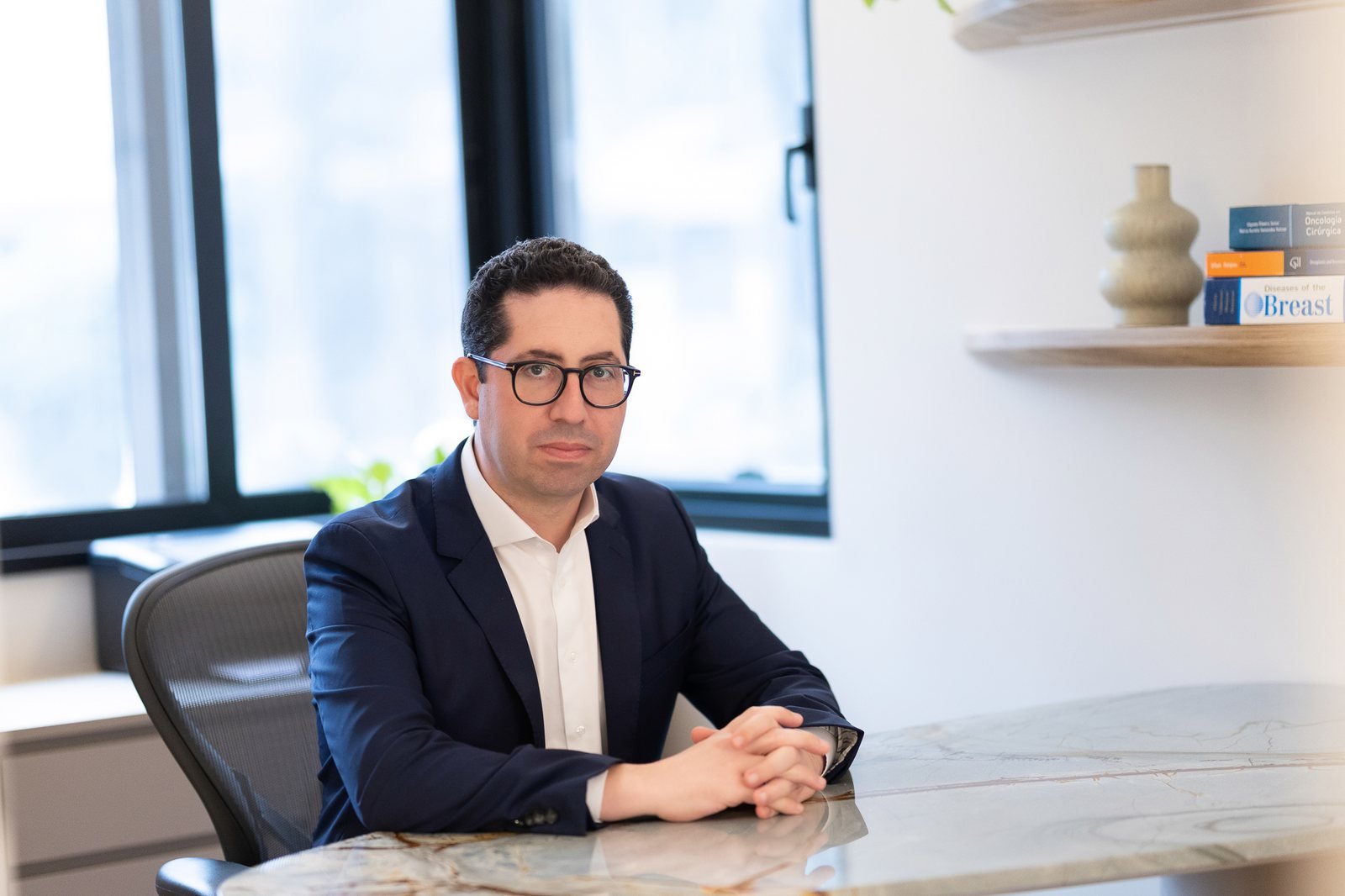 Dr. Bruno Salvador, Mastologista em São Paulo, em seu consultório