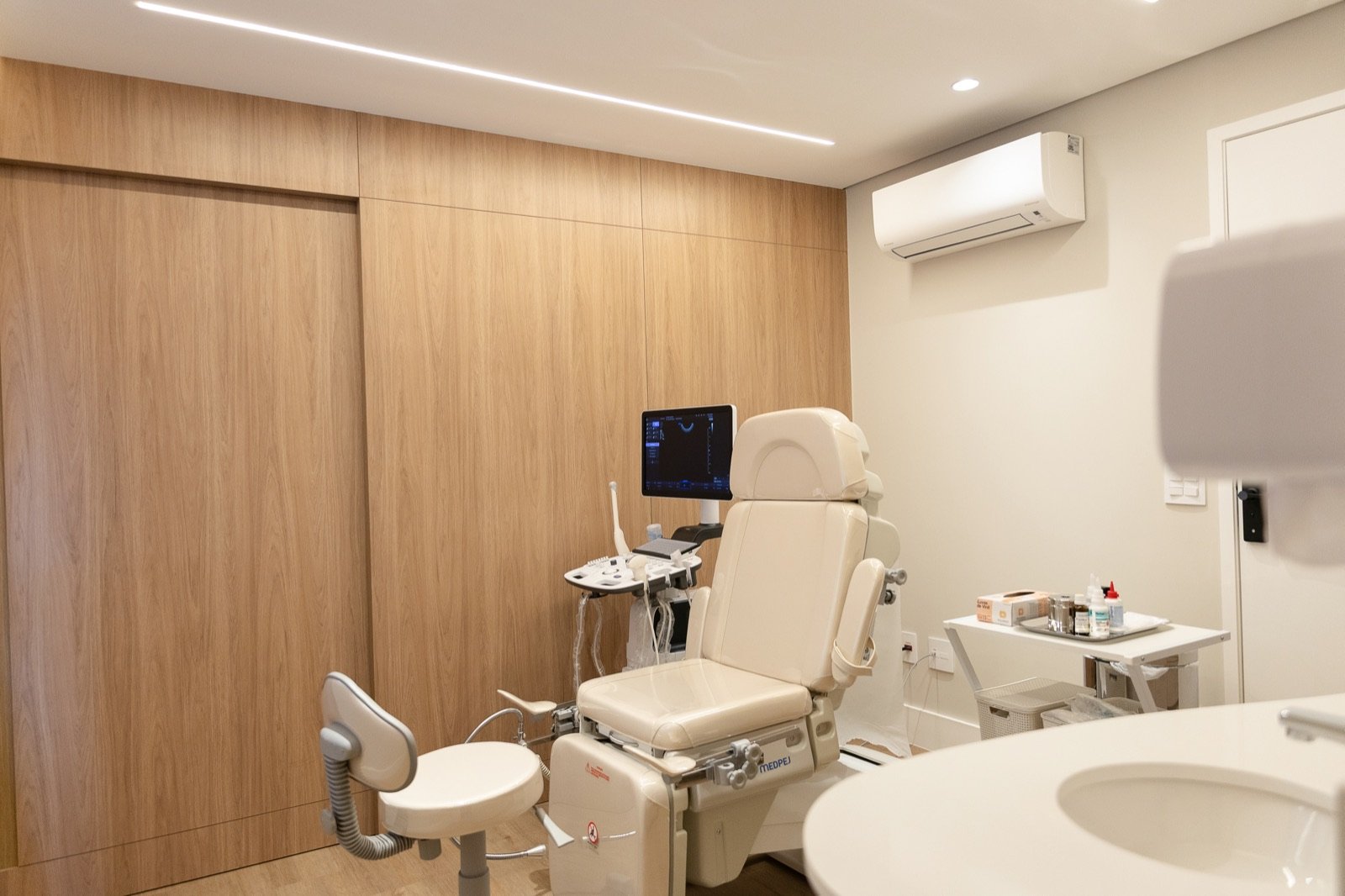 Sala de exame com ultrassom para avaliação das mamas